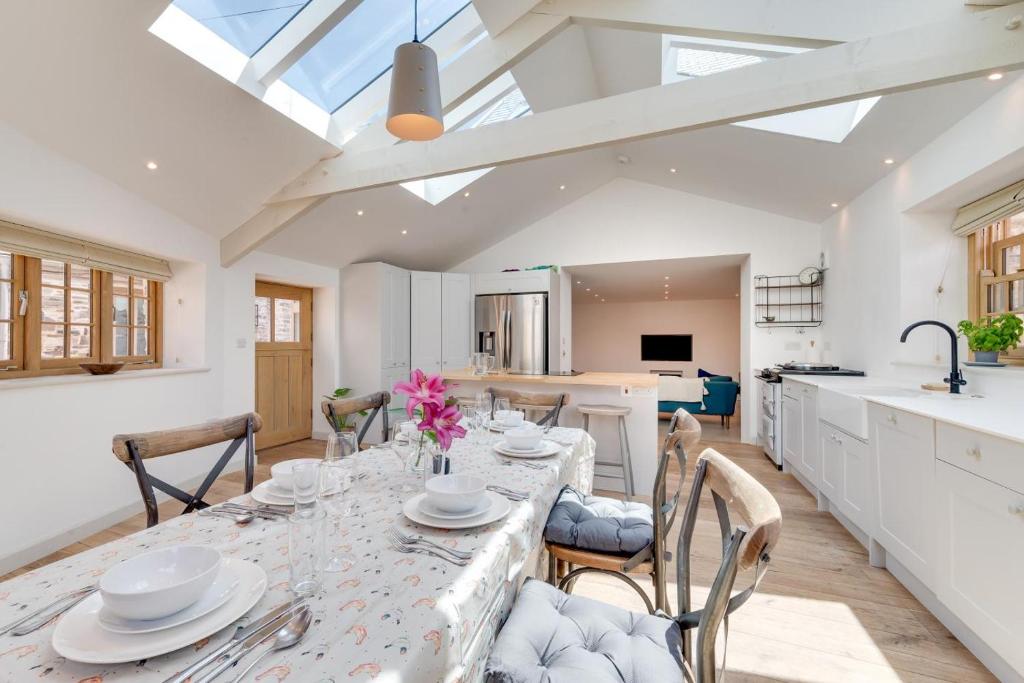 a kitchen and dining room with a table and chairs at 5 Bed in Croyde oc-croydb in Croyde