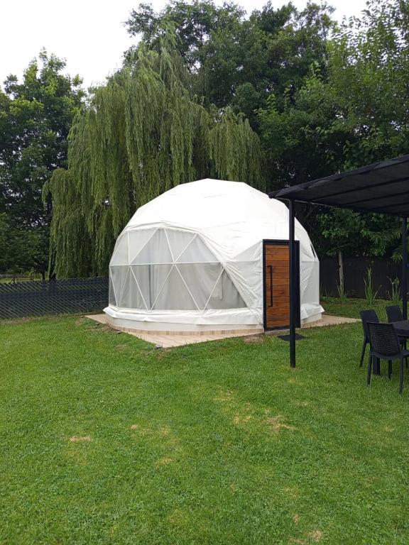 ein weißes Zelt mit einer Tür in einem Hof in der Unterkunft Glamping Vaqueros in Vaqueros