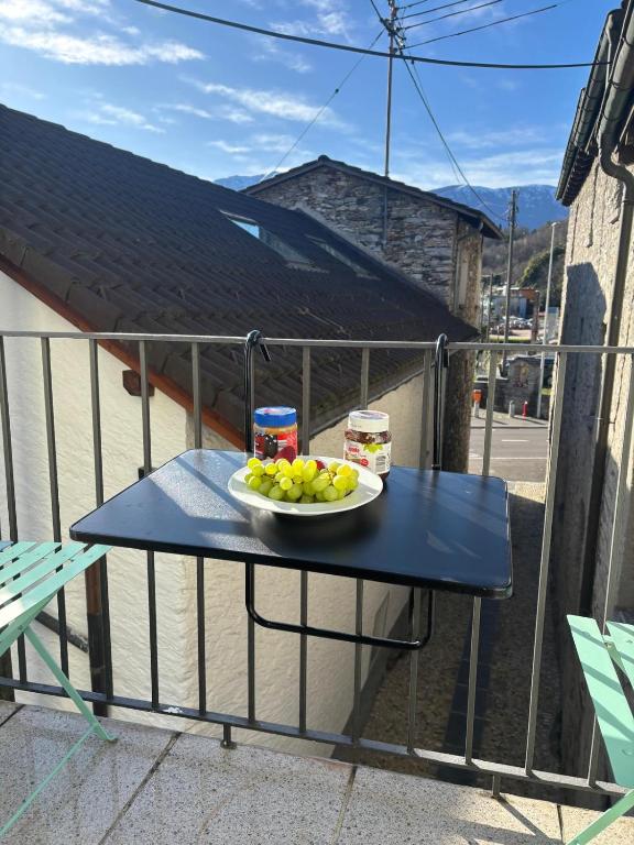a plate of fruit on a table on a balcony at Piccolo gioiello rustico in Losone