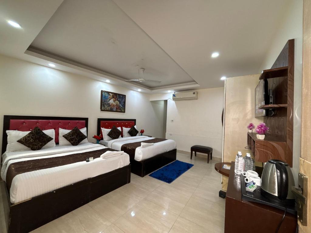 Hotel Royal Plaza At IGI Airport photo