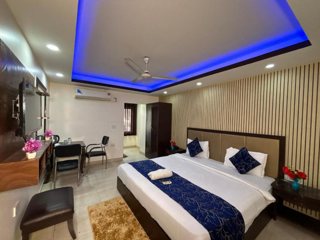 Hotel Royal Plaza At IGI Airport photo
