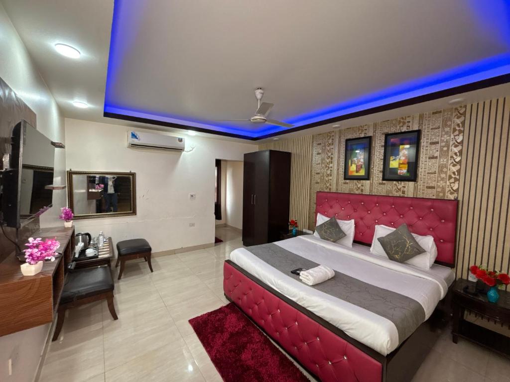 Hotel Royal Plaza At IGI Airport photo