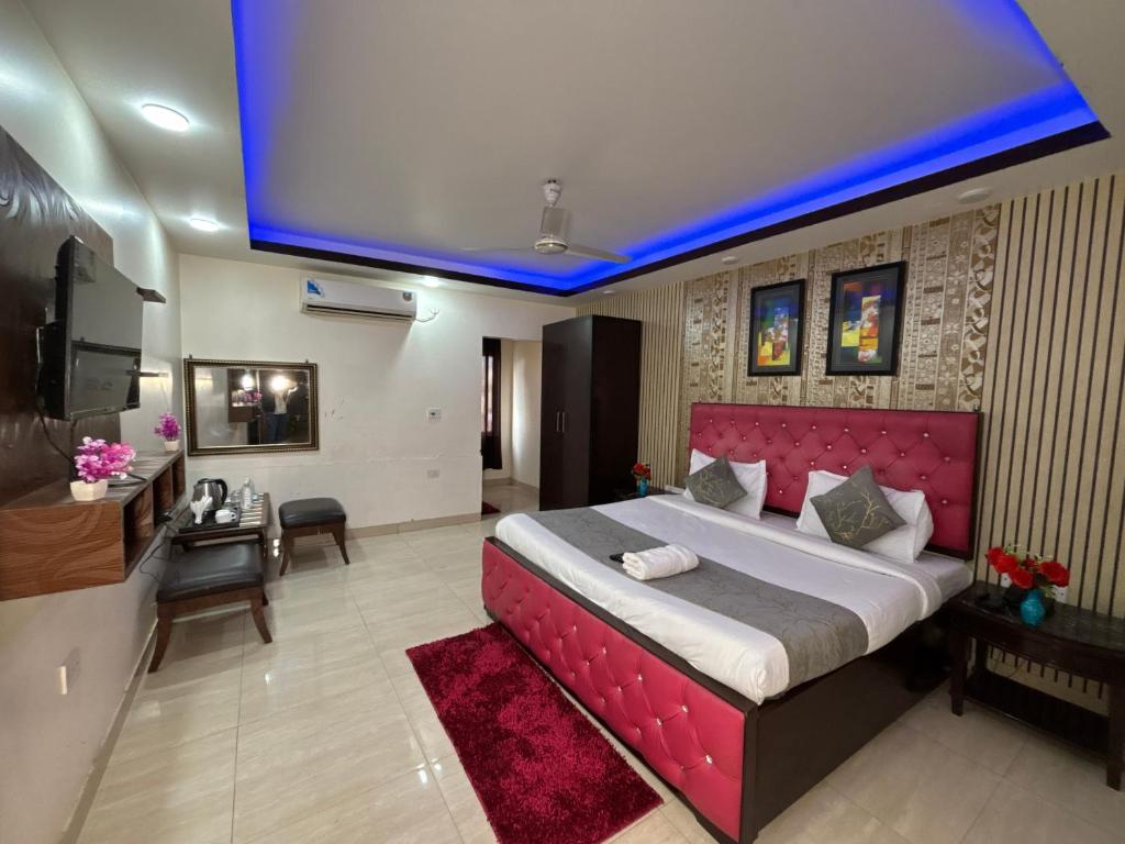Hotel Royal Plaza At IGI Airport photo