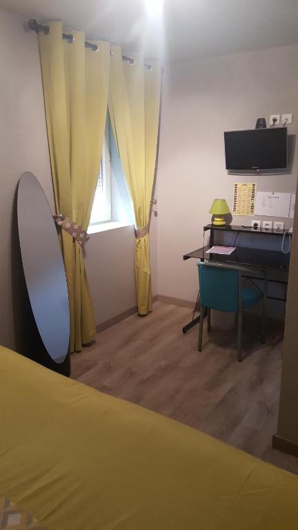 TV a/nebo společenská místnost v ubytování Hotel Le Gambetta