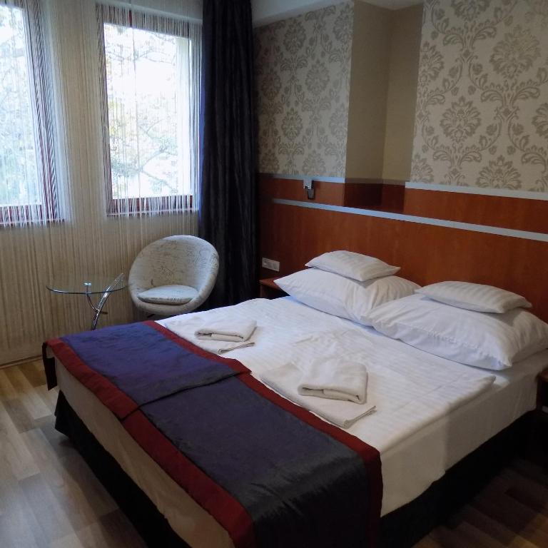 Postel nebo postele na pokoji v ubytování Fortuna Hotel