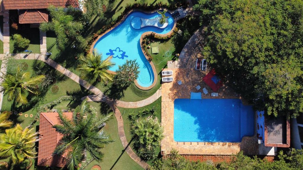 an overhead view of a swimming pool in a resort at Rosa Spa e Pousada in Aparecida de Goiânia