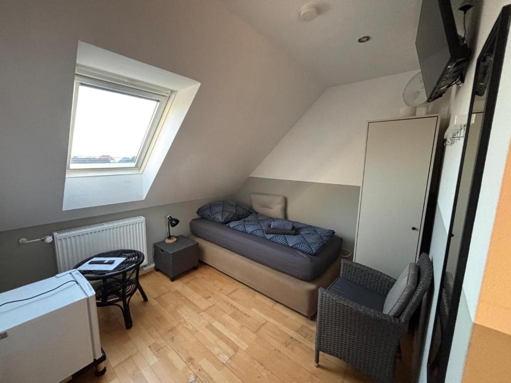 a living room with a couch and a window at Zimmer-Bad-TV-Kühlschrank-14 in Meine