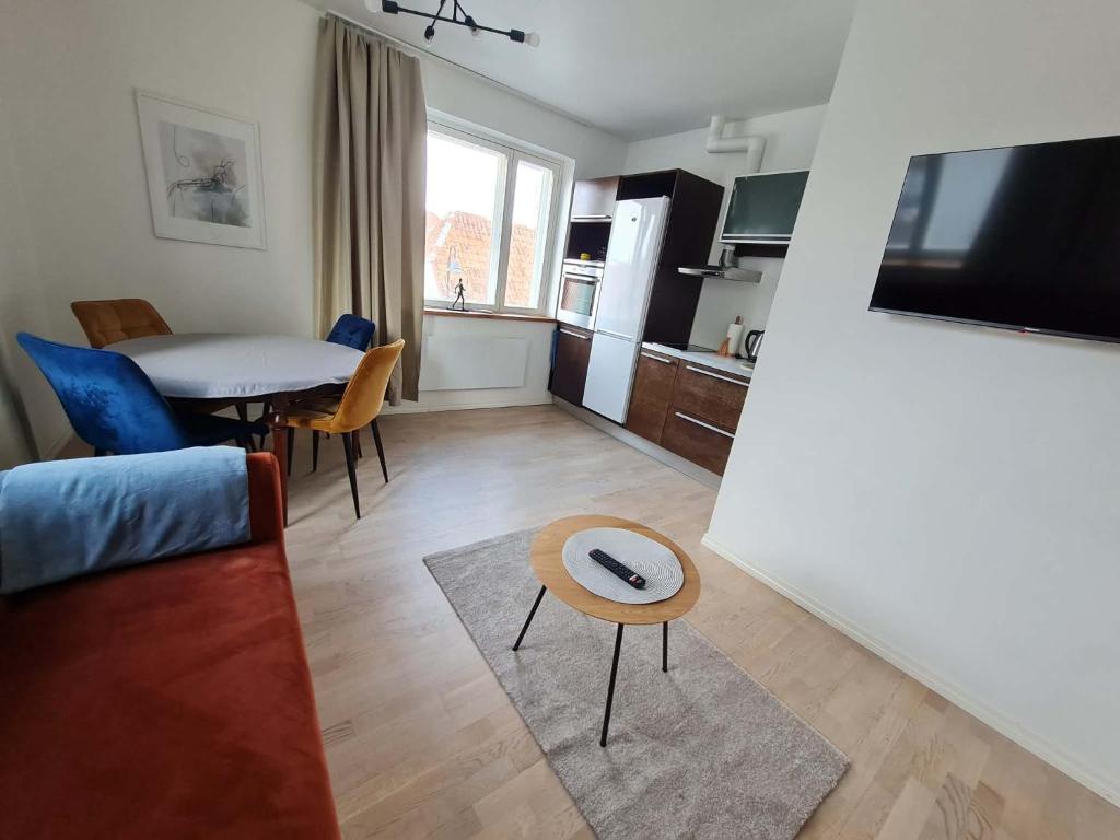 a living room with a couch and a table and a kitchen at Kuressaare kesklinn, Turu Apartment in Kuressaare