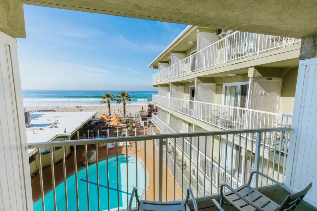 Surfer Beach Hotel photo