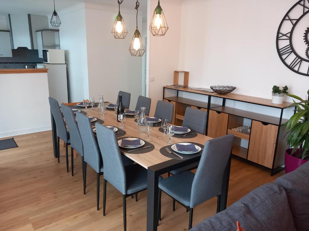 a dining room with a long table and chairs at Gîte du moulin in La Varenne