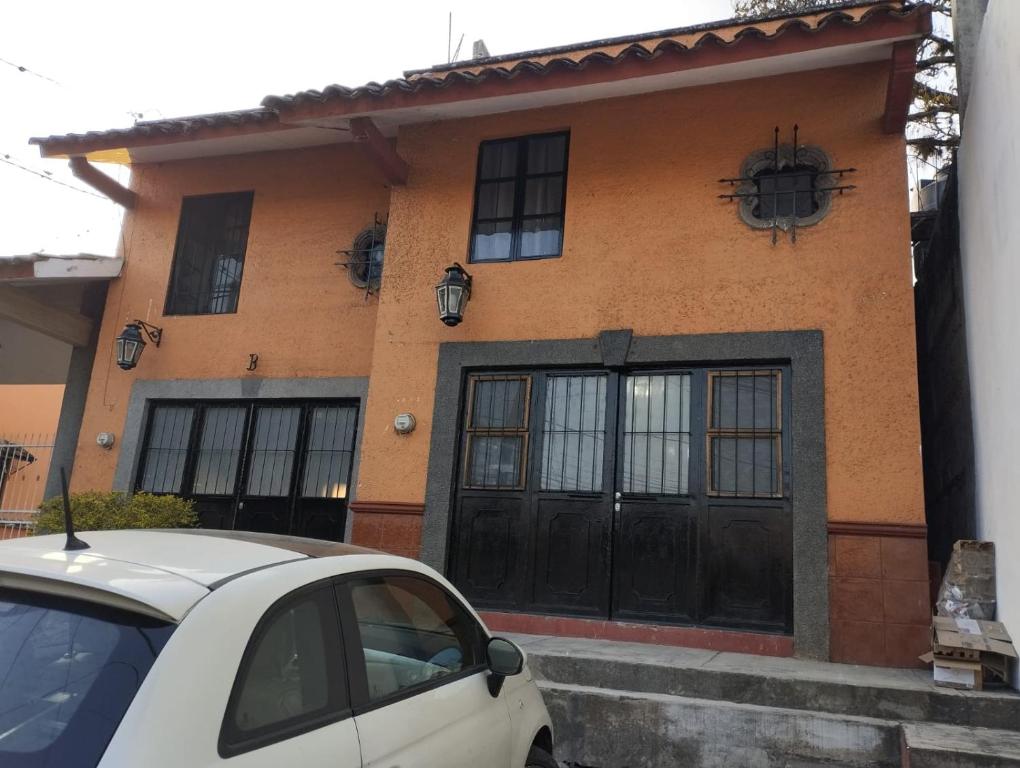a white car parked in front of a house at Cómodas Casas en el centro de Coatepec Veracruz in Coatepec