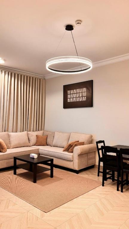a living room with a couch and a table at وسط المدينة للشقق السكنيه in Medina