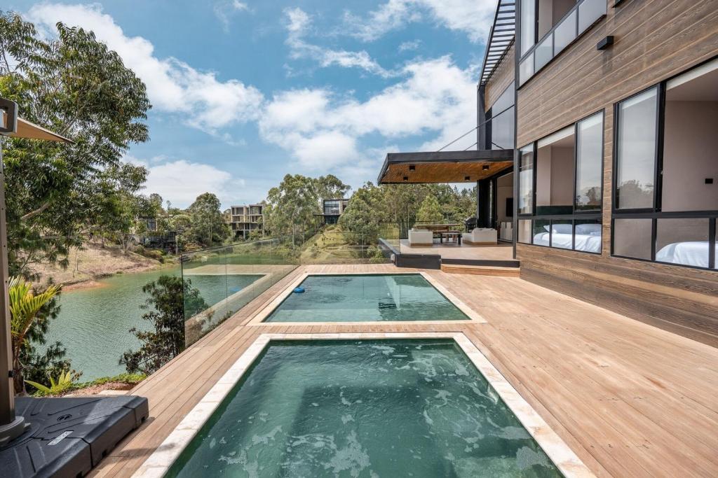 Luxury Villa in Guatapé | Pool and lake（メデジン）：（最新料金：2026年）