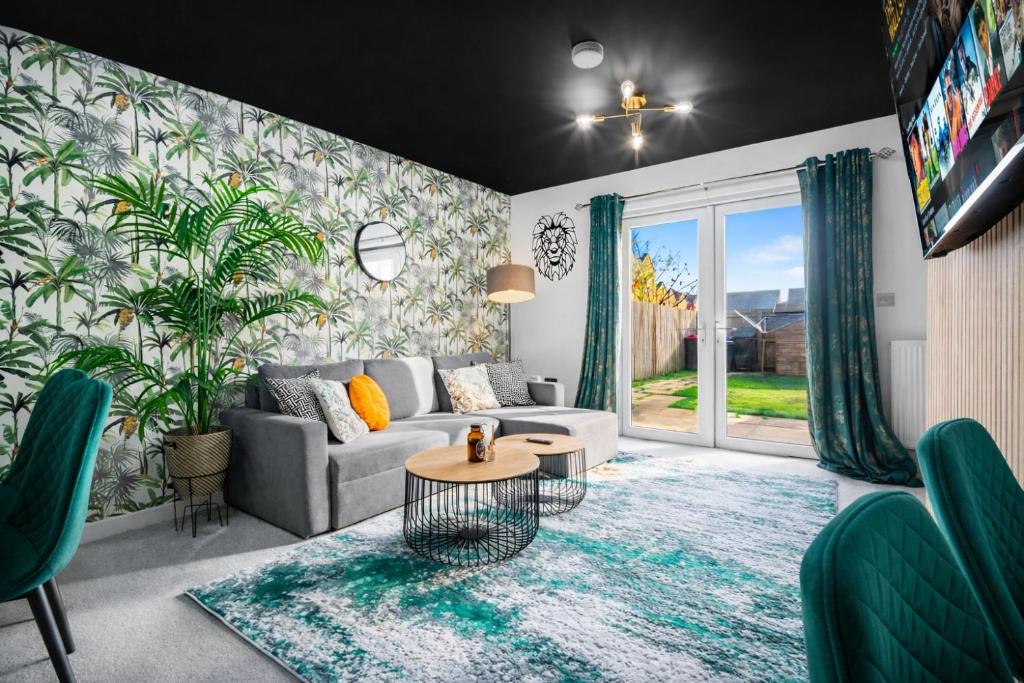 2 Bedroom House with 4 Beds, 3 Doubles & 1 Single - In Salford, 6 mins ...