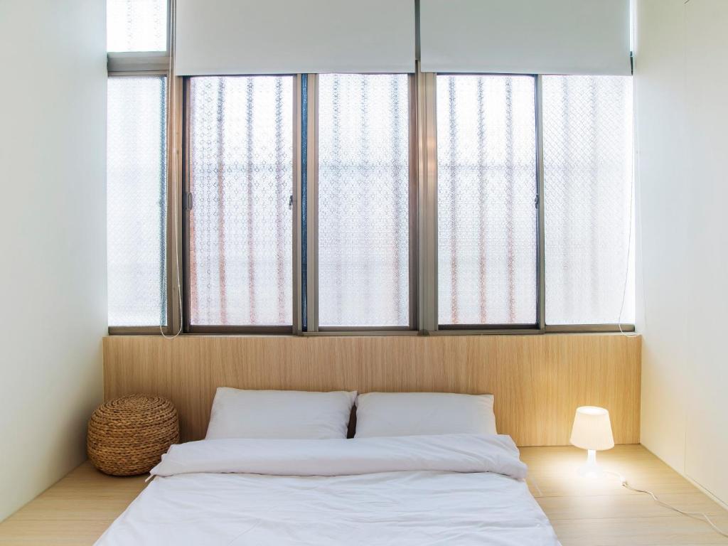 Postel nebo postele na pokoji v ubytování Tainan Gu Hostel