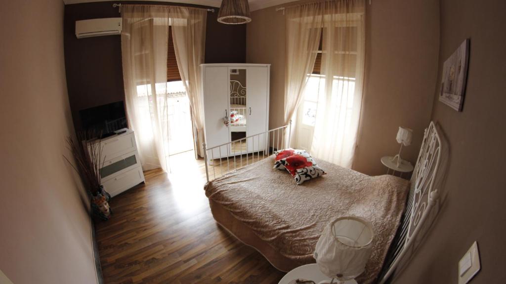 カターニアにあるSicily Home Centerの小さなベッドルーム(ベッド1台、窓付)
