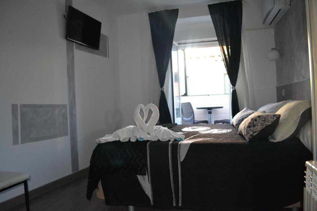 A bed or beds in a room at Hostal Meyra