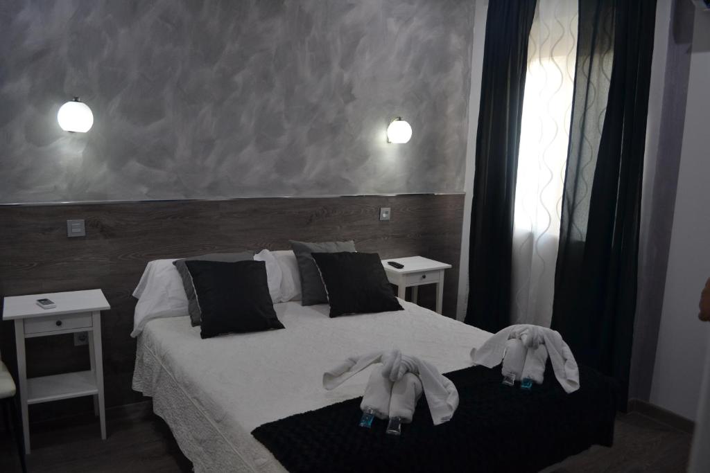 A bed or beds in a room at Hostal Meyra
