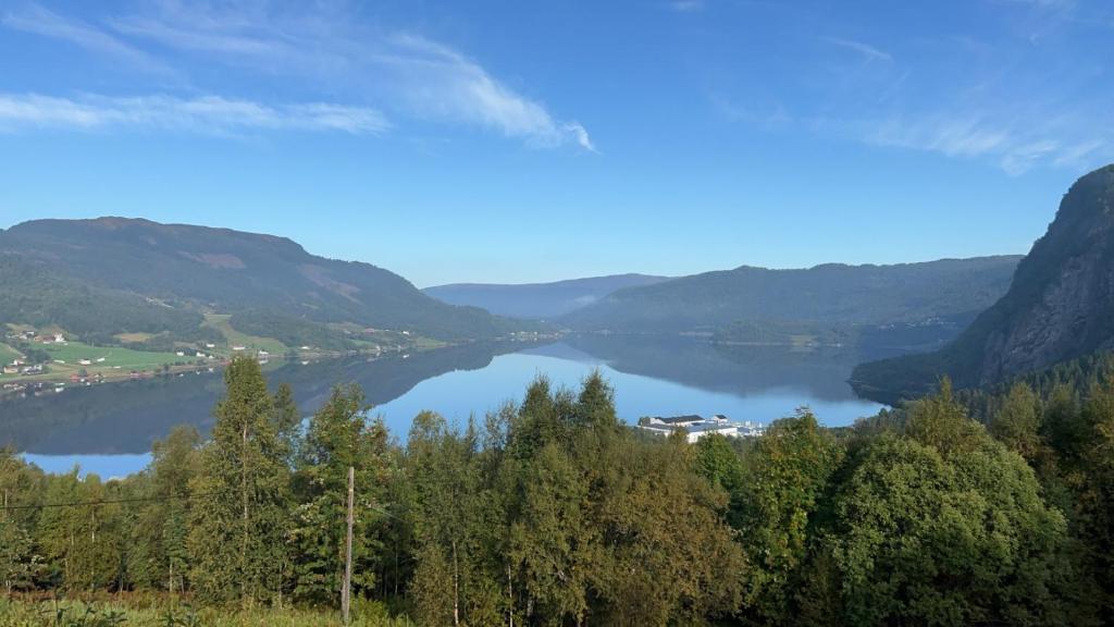 a view of a lake in the mountains at Stille og fredelig med panoramautsikt in Valsøybotn