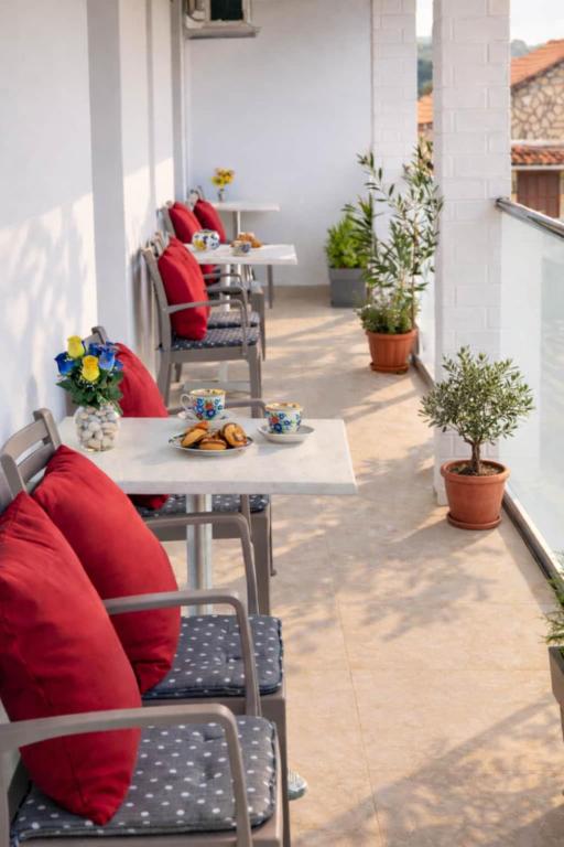 "The Veranda at Acharavi", Lakis Home - Bright and Spacious Apartment in the Centre of Acharavi, Walking Distance to the Beach