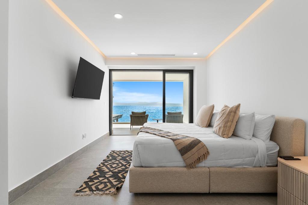Bantay Beachfront Living - Ocean Views & Luxury Amenities - 泳池景公寓