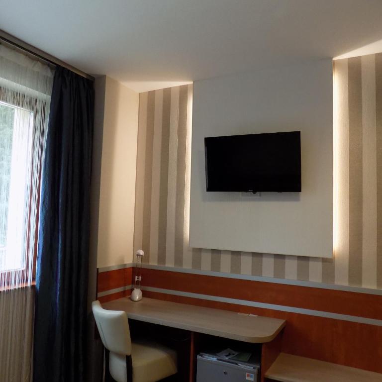 TV a/nebo společenská místnost v ubytování Fortuna Hotel