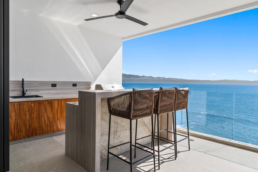 Bantay Beachfront Living - Ocean Views & Luxury Amenities - 四卧室顶楼公寓