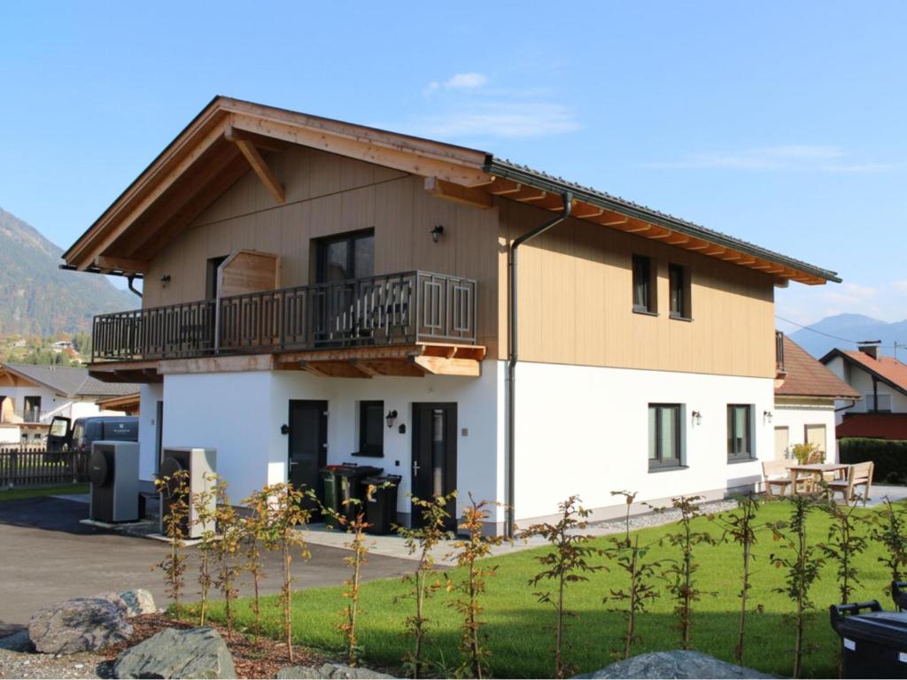 a house with a balcony and a yard at Obermöschach 5A in Obermöschach