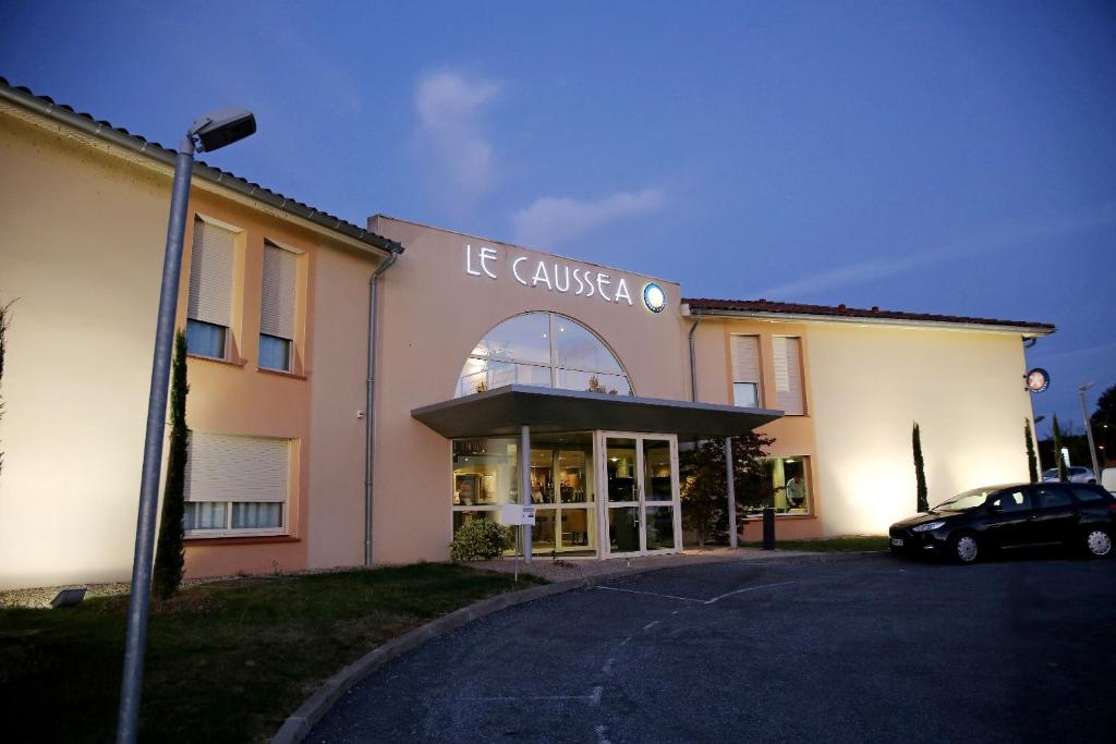 un edificio con un coche aparcado delante de él en The Originals City, Hôtel Le Causséa, Castres (Inter-Hotel), en Castres