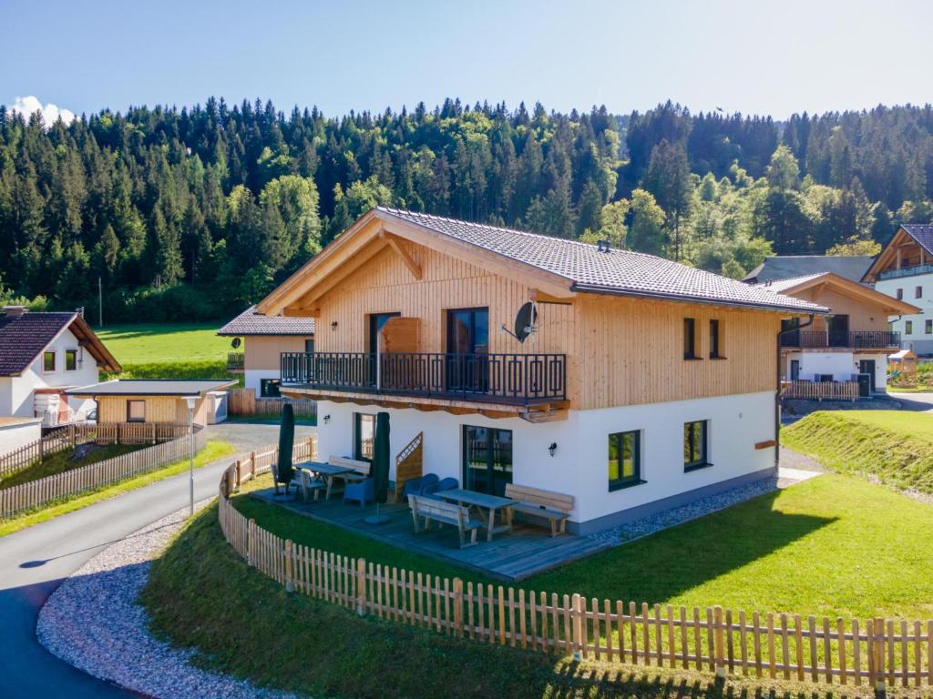 a house with a balcony and a fence at Obermöschach 6B in Obermöschach