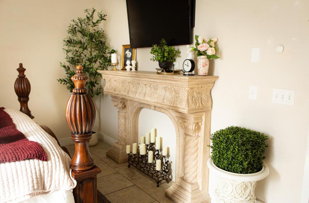 Hideaway Suites On 5th-Formally 5th East Hall - Deluxe King Room