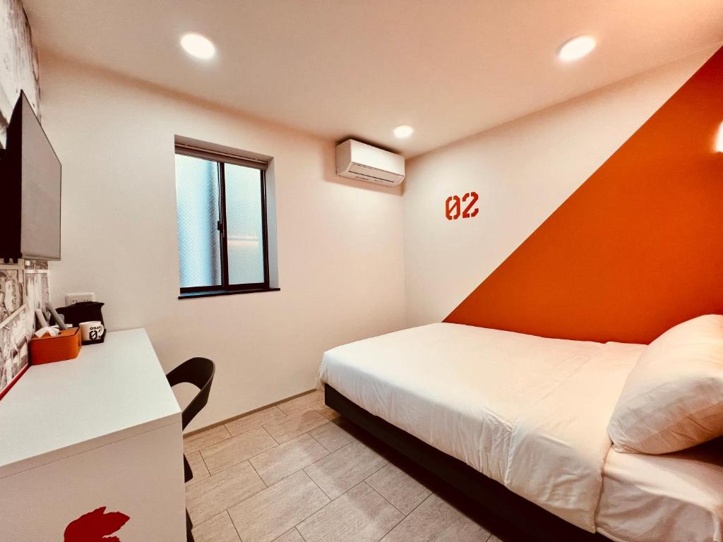 a bedroom with a bed with an orange wall at Osaka03 地铁站步行两分钟 直达难波 日本桥 梅田 关西机场 in Osaka