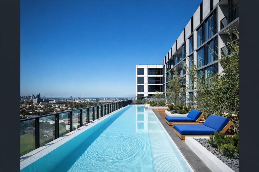 Light-Filled City View Apartment & Pool Access, Melbourne (updated ...