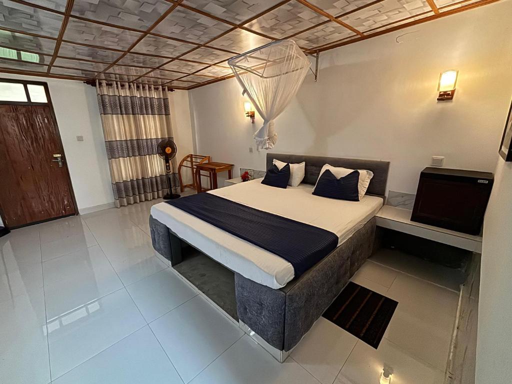 a bedroom with a bed in a room at Anu Villa Wadduwa in Wadduwa