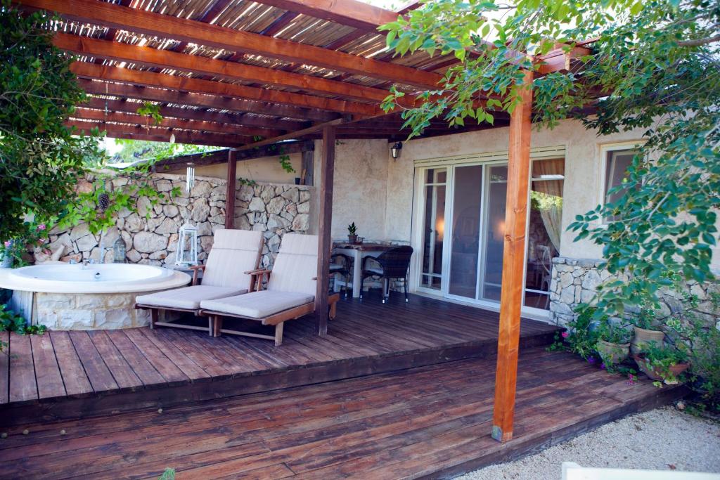 Un patio o zona al aire libre en Tamar and Gefen