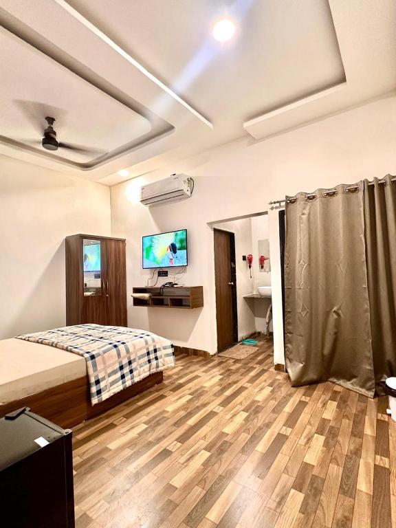 a bedroom with a bed and a tv on the ceiling at Hotel Jatra in Sillod