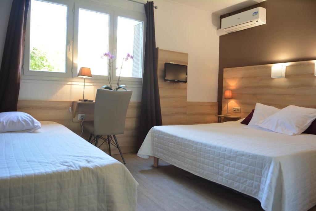 Postel nebo postele na pokoji v ubytování Hôtel le Grillon
