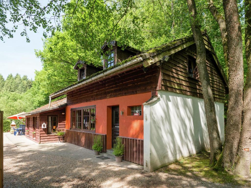 ウェームにあるModern Holiday Home in Waimes near Lakeの木の前の建物