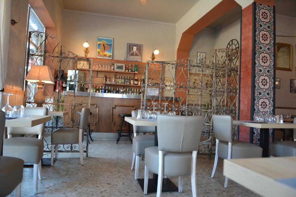 Restaurace v ubytování Hôtel le Grillon