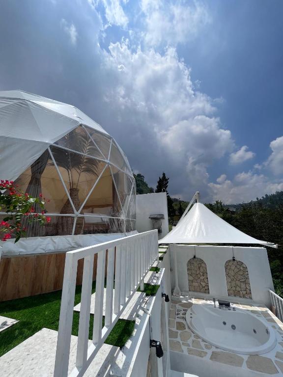 a white tent and a tub in a yard at Naima 2 in Panjadakan