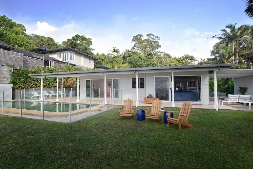 a backyard with a pool and a house at Tide Pool Ocean Front 2 bed in South Mission Beach