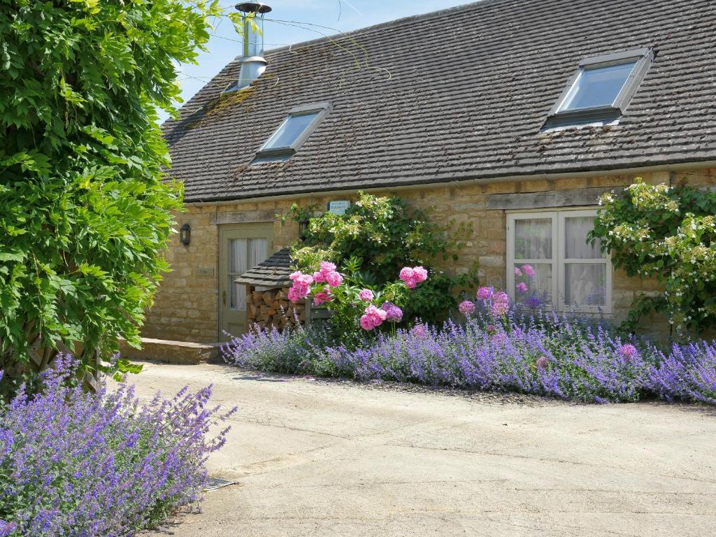 a house with purple flowers in front of it at Cope - Ukc1145 in Bruern