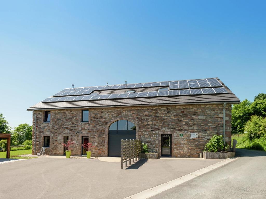 韋姆的住宿－Heritage Holiday Home in Ovifat with Sauna，一座建筑,上面有很多太阳能电池板