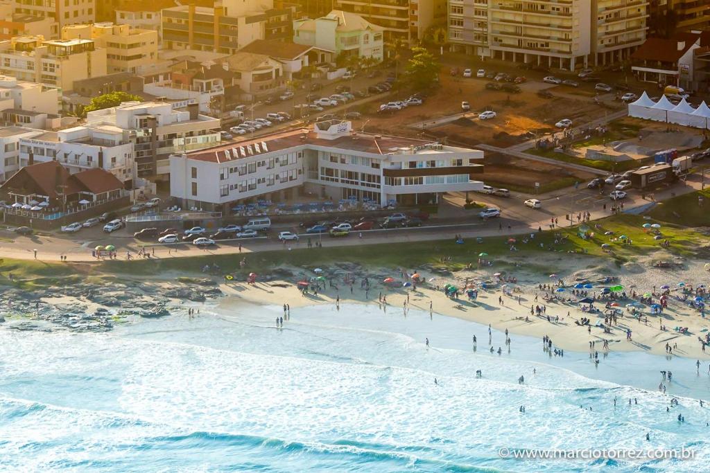vistas aéreas a la playa y a los edificios en Dunas Praia Hotel, en Torres