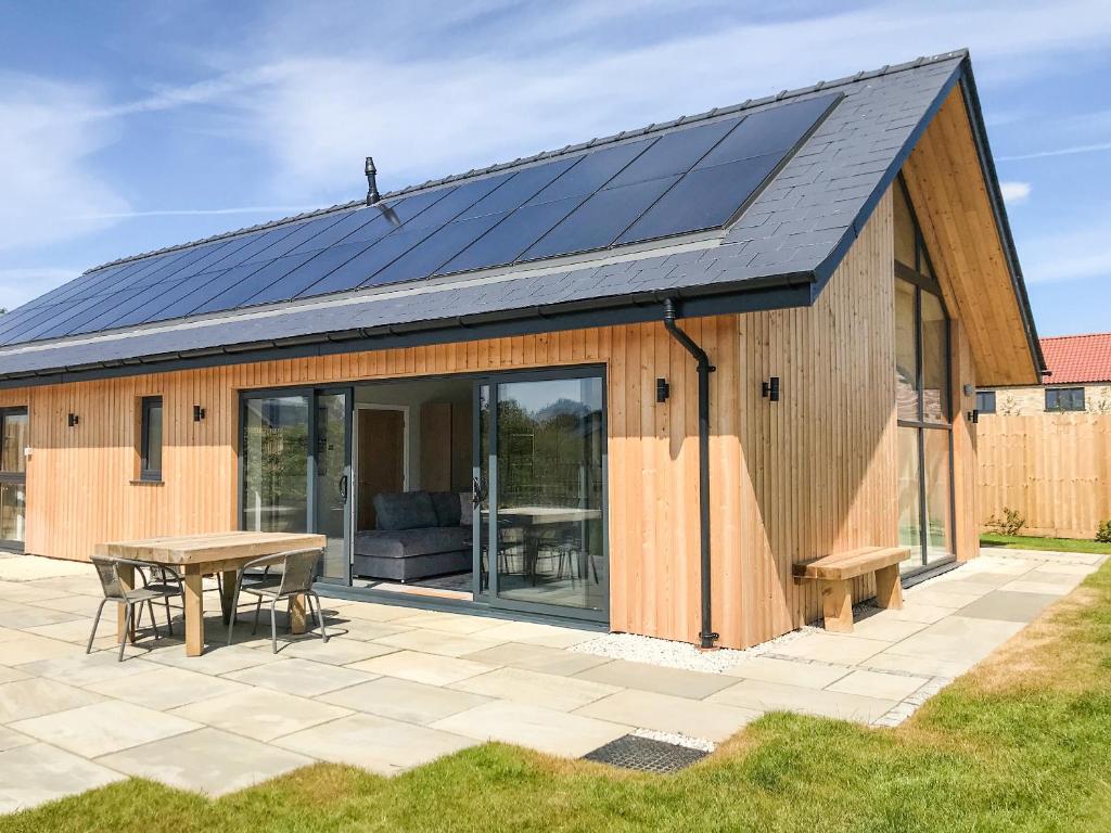 a house with solar panels on the roof at White Swan Cottage - Ukc4640 in Dunholme