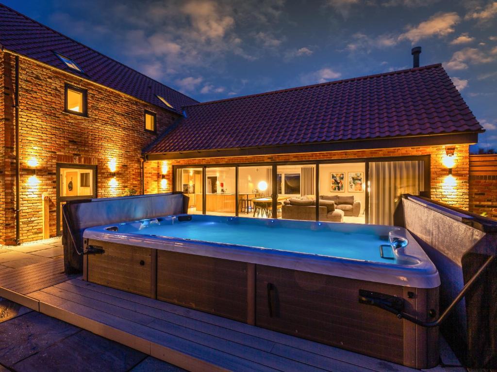 a hot tub in the backyard of a house at The Birches - Ukc4619 in Dunholme