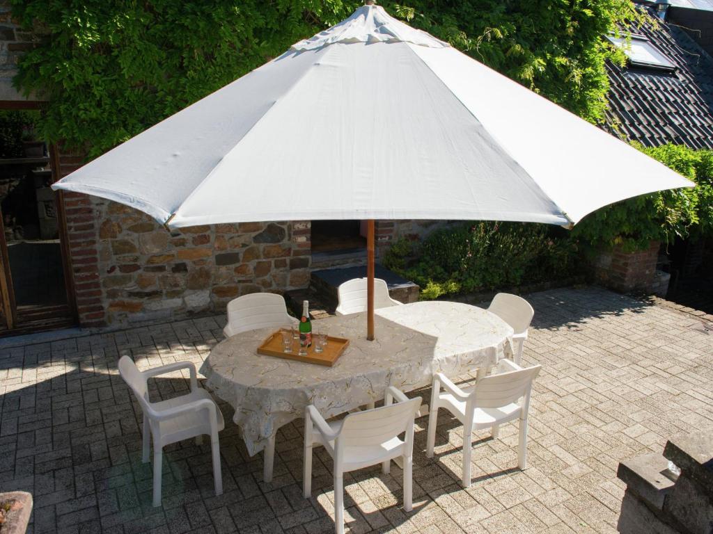 Patio nebo venkovní prostory v ubytování Farmhouse in Desnié with Pool & Forest