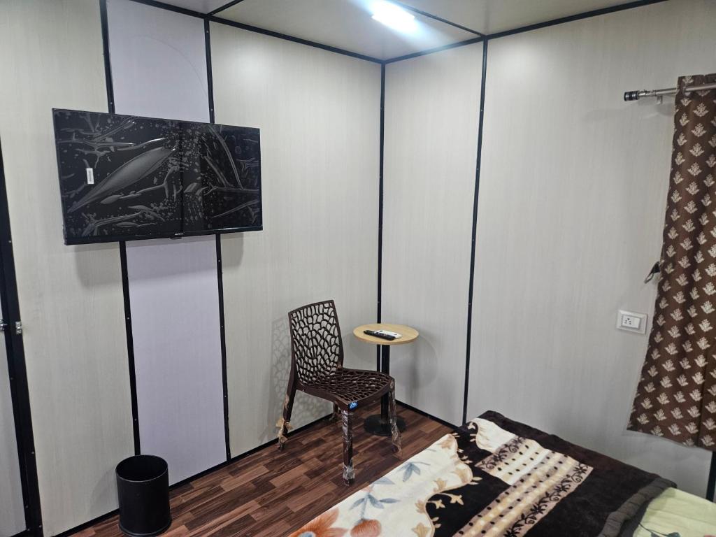 a room with a bed and a chair and a table at Chillora cafe in Mahlān