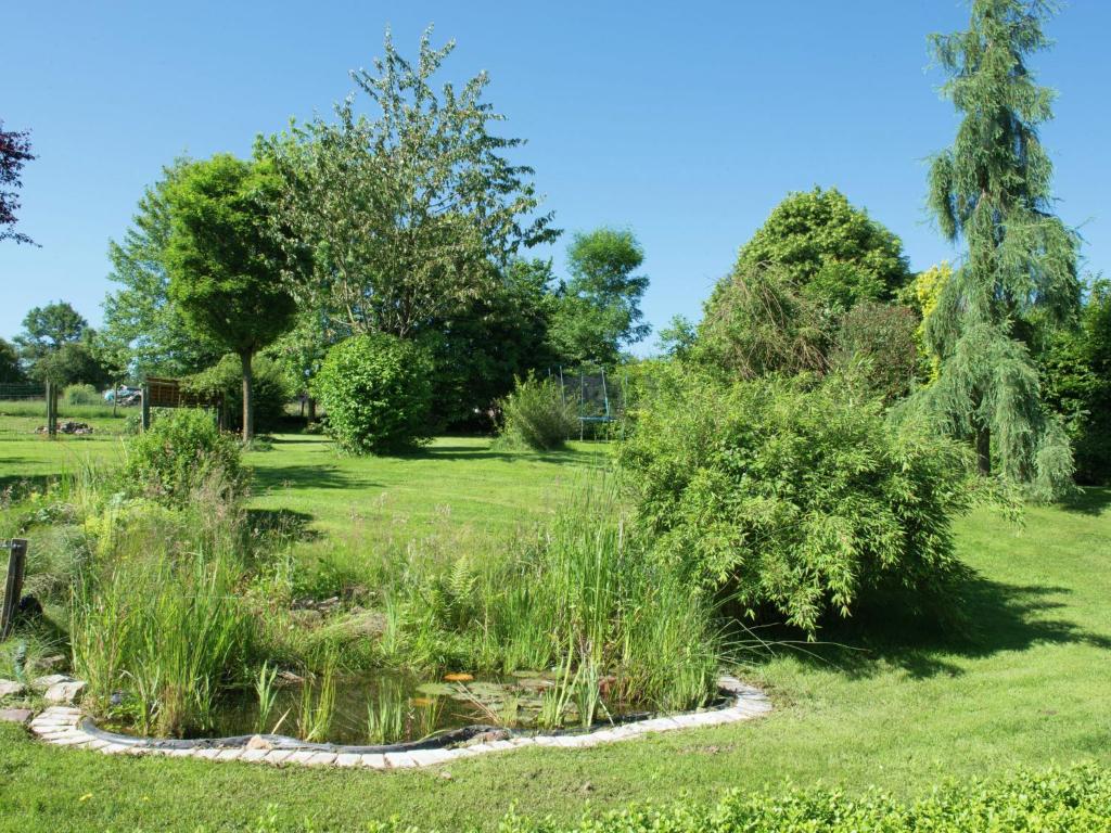 Zahrada ubytování Farmhouse in Desnié with Pool & Forest