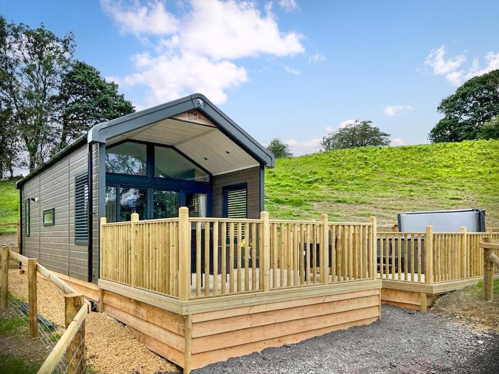 a small cabin with a wooden fence around it at Oak Tree View - Ukc8193 in Dolau